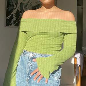 Långärmad grön ”off the shoulder” tröja, aldrig använd! Står storlek L men passar mig som är M ✨ Se även mina andra plagg för att få paketpris! ❤️‍🔥