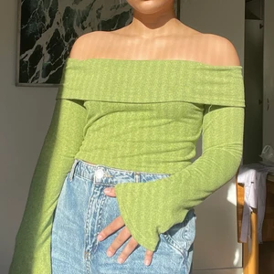 Off the shoulder grön tröja - Långärmad grön ”off the shoulder” tröja, aldrig använd! Står storlek L men passar mig som är M ✨ Se även mina andra plagg för att få paketpris! ❤️‍🔥
