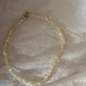 Fint vitt halsband🤍 - Världens finaste halsband som jag tyvärr aldrig fått användning utav. Köpt secondhand, inga defekter. Möts upp i centrala Uppsala eller så står köparen för frakten! Hör av er om frågor!💕💕