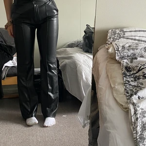 Byxor med pressveck - Oanvända med lappar kvar storlek L-L32 (små i storlek) är mer som en S/M jag är 168 och de är bra i längden! 