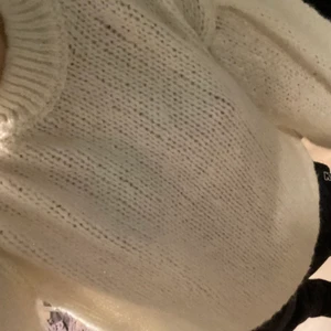 vit stickad - vit stickad tröja som har prislappen kvar. kommer ej till användning därav säljer jag den