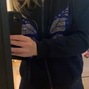 Marinblå huvtröja  - Snygg och gullig Zip up hoodie! Alla stenar är kvar eftersom jag aldrig använt den. Storlek M men passar XS och S beroende på hur man vill att den sitter💙