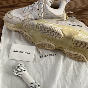 Balenciaga triple S - Säljer mina triple S då jag sällan använder dom. Skorna är i storlek 38. Dustbag och skosnören medförljer. Jag står för frakten.