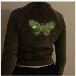 Velour y2k hoodie - Militärgrön hoodie med krage o jättesött motiv på ryggen, står ingen storlek men skulle säga xs/s