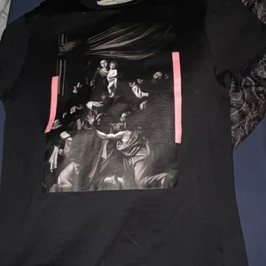 Off White Mirror Mirror T shirt - Bra skick sparsamt använd enda synliga flaw är lite veck i färgen på vänster sida (syns på andra bilden). Tags följer med. Hör av dig om du vill ha fler bilder eller om du undrar något annat. OBS stor i storleken 