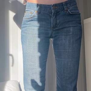Säljer dessa super fina lågmidjade jeans från 2000-talet.🥰 Midjemått runt är ca 79cm och inneberbenslängd 80cm. Köparen står för frakt, annars kan jag mötas upp i Uppsala. Skriv för fler frågor!❤️