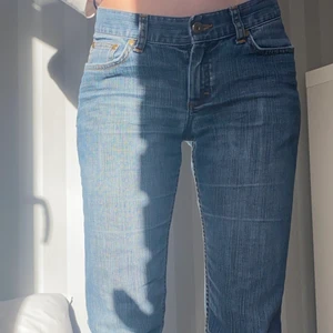Lågmidjade jeans - Säljer dessa super fina lågmidjade jeans från 2000-talet.🥰 Midjemått runt är ca 79cm och inneberbenslängd 80cm. Köparen står för frakt, annars kan jag mötas upp i Uppsala. Skriv för fler frågor!❤️