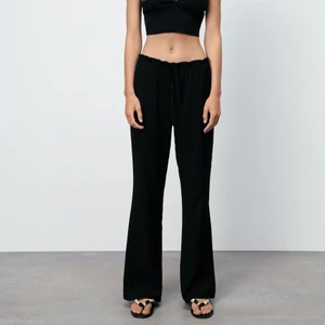 Zara  - Säljer dessa slutsålda byxor från zara! Liknar linnebyxor, skriv för egna bilder!