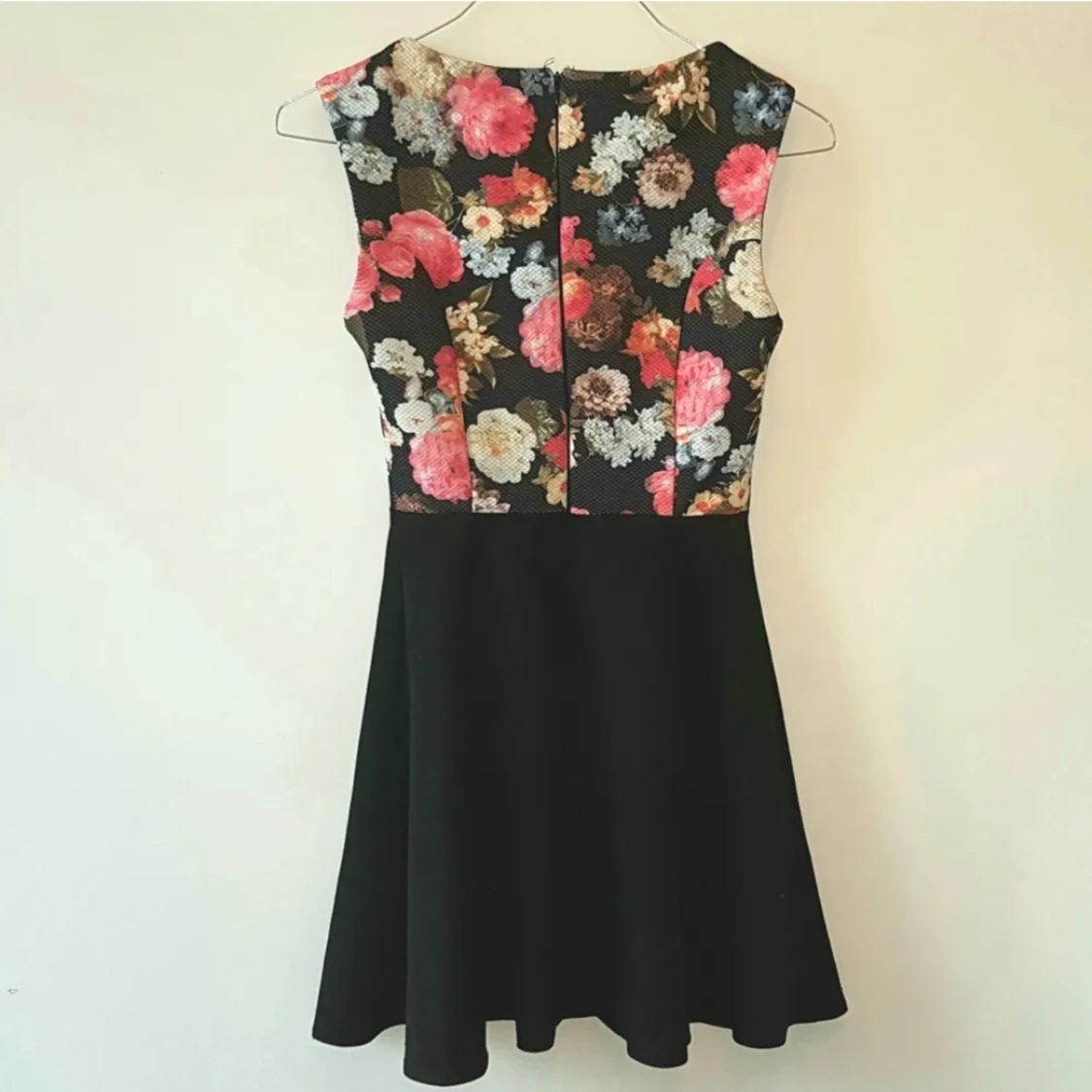 Skön klänning med blommig överdel och svart kjol - 91