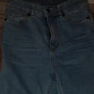 Jeans med high waist och slim passform, använd endast ett fåtal gånger fortfarande i bra skick, passar dig som är ca 1,50-1,60 lång.