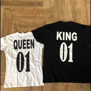 Personliga presenter - Fyller någon av dina nära och kära år? Eller vill du kanske hitta en årsdag present till din partner? Vi säljer personliga presenter med personliga tryck som du själv väljer (kolla in min profil för fler saker) just i detta inlägg handlar det om tröjor och olika sorters kläder , du väljer tryck och storlek så fixar vi presenten :) priset varierar mycket beronde på vilket plagg och tryck du vill ha så kontakta privat så berättar jag mer info men Priset ligger på ca 120-200kr + frakt då. 