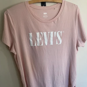 Tröja  - Säljer en Levis tröja. Aldrig använd. 