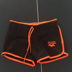 Hollister Calif shorts - Oanvända shorts med som går att justera vid midjan. Finns inget exakt mått men skulle passa en person med relativt långa ben/ lite smalare lår. Skulle gissa på en S