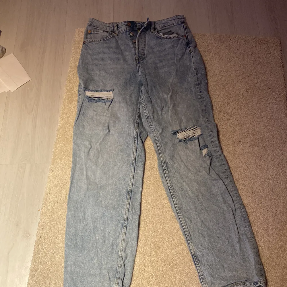 säljer dessa jeans som är i storlek 38 har använt som 2 gånger passar bra på mig är 160 lång . Jeans & Byxor.