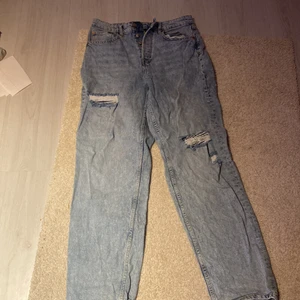 jeans i storlek 38 - säljer dessa jeans som är i storlek 38 har använt som 2 gånger passar bra på mig är 160 lång 