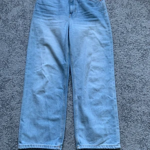 Snygga Monki jeans  - Assnygg jeans från Monki. Nästan inte använda pga fel storlek. Jag är 160 och de är lite korta för min smak. Men det är en kort modell. Stl 26. Köparen står för frakt. 