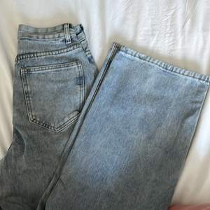 Jeans med raka/vida ben från Shein. Helt oanvända (råkade köpa två par istället för ett). Ingen stretch och lite blekta.
