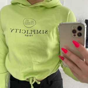 Neon tröja  - Neon gul/grön tröja från Gina tricot i storlek xxs . Den har en fläck på magen annars är den fin.