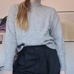 Grey cozy sweater - Mjuk stickad tröja, lite cropped fit, snygg att stoppa in i byxor, sticks inte :)