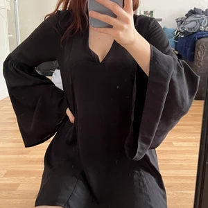 Klänning - Svart klänning, eller längre blus om man vill kalla de det, med vida ärmar. Storlek XS, men är oversized :) 