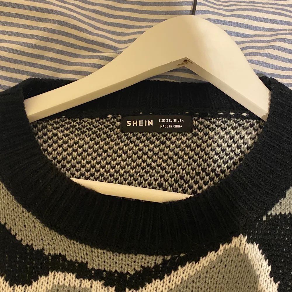 Grå svart vit hjärt mönstrad tröja från SHEIN, bra skick då den endas är använd 2-3 gånger! . Tröjor & Koftor.