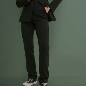 Kostymbyxor Josefin HJ X NA-KD - Svarta kostymbyxor från Josefin HJs kollektion med NA-KD. Strl 38. Helt nya, lappar kvar! 