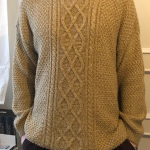 Beige stickad tröja - Stickad tröja beige storlek L modellen är 195.                              Bra som oversize för mindre storlekar också!