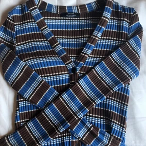 Randig kofta - Blå-brunrandig kofta från Bherska med V-ringning💙