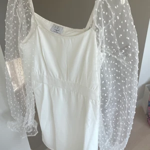 Sommarklänning  - Jag säljer min vita helt oanvända sommarklänning från AFJxNa-Kd! Vet tyvärr inte storlek men skulle säga att den passar mig som är en S ungefär🥰