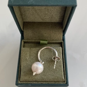 Örhänge Maria Nilsdotter - Så så fint örhänge från Maria Nilsdotter, mycket fint skick då det är näst intill oanvänt. Verkligen så snyggt att matcha med andra örhängen och passar till allt!! Ordinarie pris: 1 895kr