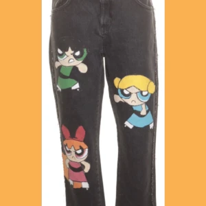 Weekday jeans med Powerpuffpinglorna  - Färgen på de är mer grå aktig. De är i strl 38. Vid frågor är det bara att dma mig. Jag kan absolut posta men då får köparen stå för leverans kostnaden. 