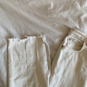 Beiga jeans - Beiga jeans från zara! Använda vid ett tillfälle! Långa raka jeans med slits, super fina!