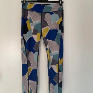 Träningstajts strl M (S) - Säljer dessa oanvända träningstajts i strl M men funkar även S. Möts helst upp i Stockholm, men kan frakta och då står du för det.💕 Om stort intresse finns, bud sker i kommentarerna👇🏼😊