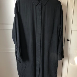 COS klänning - Svart klänning från COS i fint skick! Strl 36.