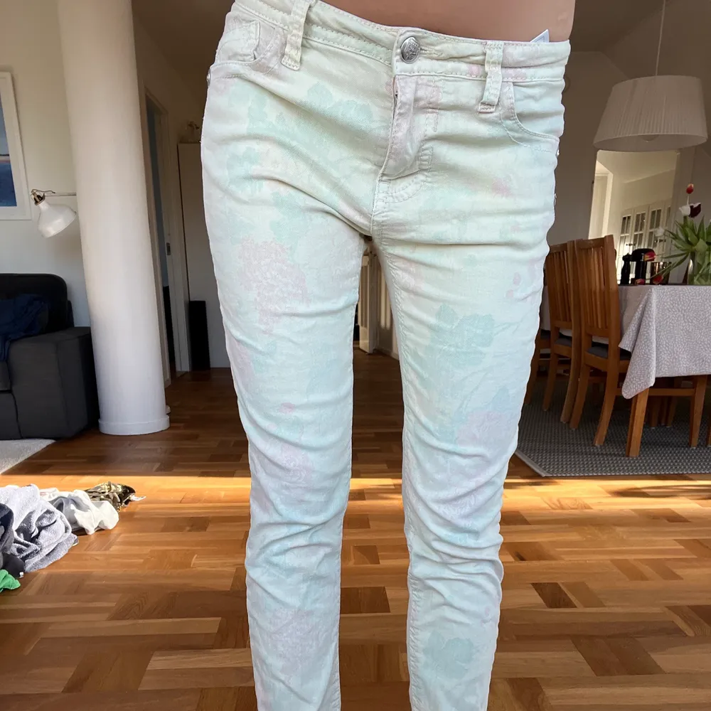 Lågmidjade jeans i cool urtvättad design. Passar en storlek s ungefär, jag är 173cm.. Jeans & Byxor.