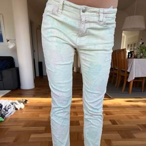 Lågmidjade jeans i cool urtvättad design. Passar en storlek s ungefär, jag är 173cm.