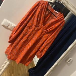 Somrig klänning  - Klänning från Nelly x glamorous i storlek 38, använd en gång! 