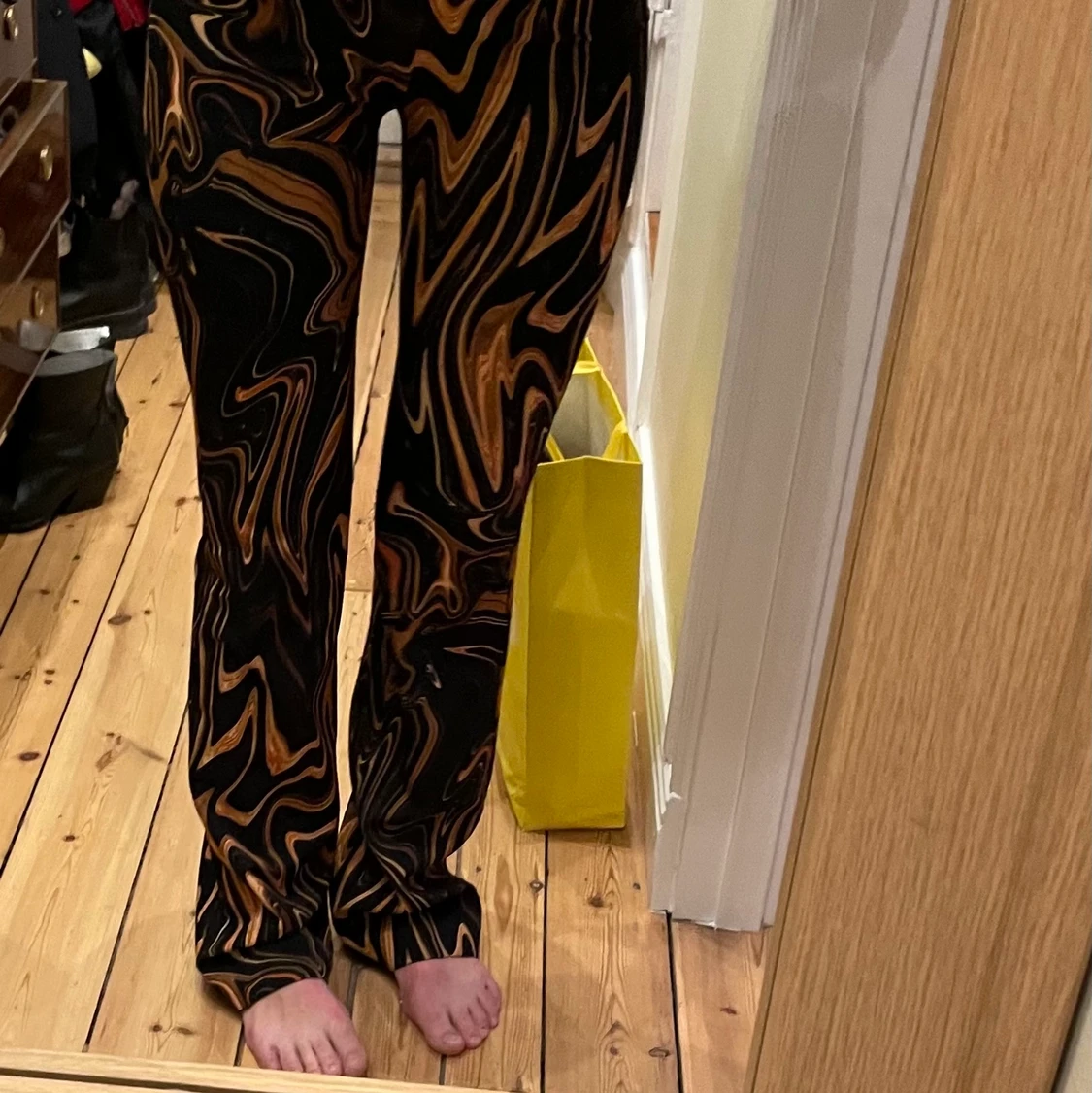 Färgglada utsvängda byxor 