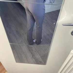 Gråa kostymbyxor med slits  - Säljer dessa fina byxor från NA-KD då de är lite förstora på mig & inte sitter som jag vill. Byxorna är i strl. 34 och är lite för långa för mig som är 165 cm. 