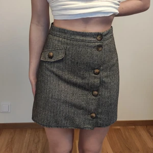 Kjol!  - Jättesnygg klassik kjol i storlek XS men passar mig som S . Alla knappar går att knäppa upp! 