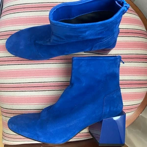 DRÖM KLACKAR  - Blåa mocka-imitation klackar! Helt otroliga men tyvärr försmå. Därav aldrig använda. I storlek 37.5. Kan mötas o Lund eller Malmö alternativt frakta för ynka 66 kr. 