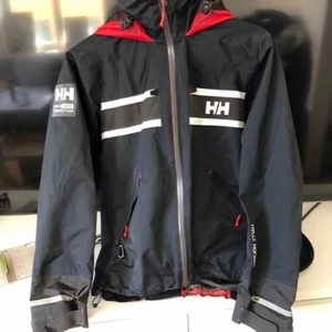 Hello Hansen jacka svart  - Hej! Jag säljer nu min Helly Hansen jacka då den inte används längre. Den har användas ett fåtal gånger men inte ytliga skador eller märken på den. 