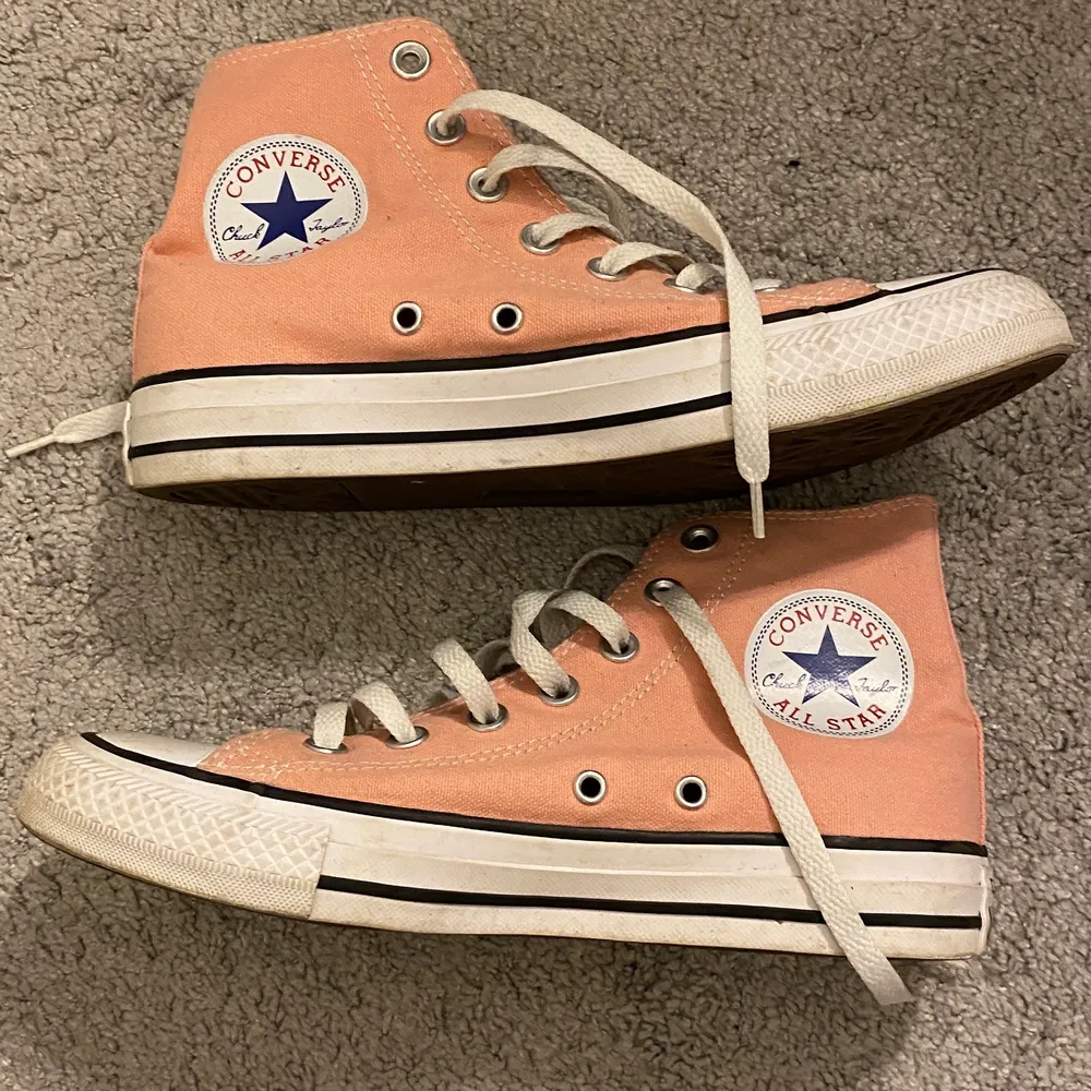 Säljer ett par Converse storlek 37, använda endast ett par gånger . Skorna är i fint skick. Köparen står för frakten 💓. Skor.