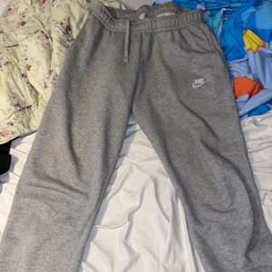 Nike Byxor Utsläppta - Säljer ett par Nike Byxor utsläppta för 400 kr storlek S!           Ganska nya så rätt oanvända!