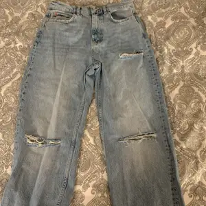 Ett par vida jeans från Gina Tricot med hål i knäna och även vid låret. Jeansen är i storlek 36 men är väldigt (!) korta även för mig som är 160cm skulle rekommendera dem till personer som är 150-155cm