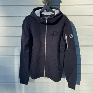 Pelle P Zip Hoodie (M) - Zip Hoodie från Pelle P i storlek M. I fantastiskt skick, endast använd fåtal gånger. Som ny. Sitter lite större i storleken, passar förmodligen även perfekt för L eller lite oversized M.