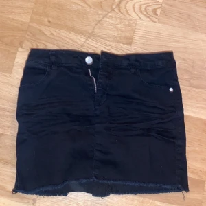 Jeanskjol  - Jeans kjol inköpt för något år sen, har tyvärr blivit för kort för mig. Vet inte exakt storlek men passar mig med xs