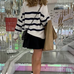 Randig tröja 💖💖💖 - En randig stickad tröja från bikbok. I storlek XS men passar även S❤️ 