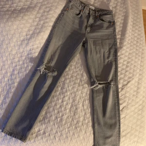 Gråa Zara Jeans - Jättefina jeans - är 156cm och de går ner till mina anklar. Använda ett fåtal gånger.