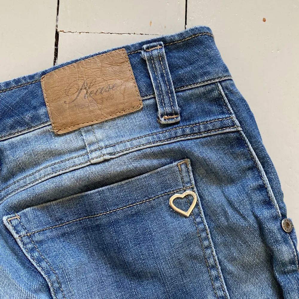 Snygga jeans med slitningar på knäna och slit längst ner. Äkta please som tyvärr saknar storlek men jag skulle säga att de passar en 32/34 då de är lite små för mig som brukar ha 36 i jeans. Köparen står för frakten💕 hör av dig om du vill ha fler bilder på plagget. Jeans & Byxor.